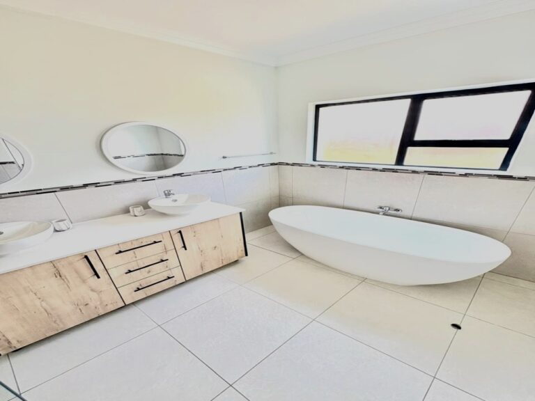 WhatsApp Image 2025-08-29 at 15.50.07 (2) (1)